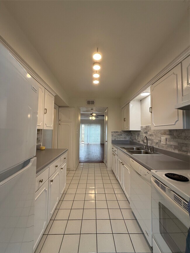 Building Photo - 2039 Winrock Blvd