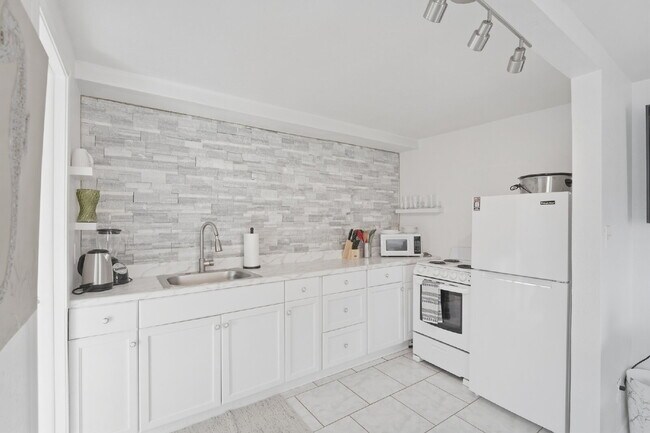 Building Photo - "Warm Mineral Springs - Furnished Studio Apartment"