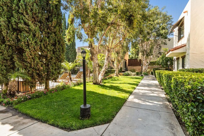 Building Photo - "Coming Soon" Awesome corner 2 Bedroom 2 Bath Townhome with large private patio (AC/Pool/Gated Pa...