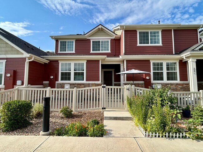 Building Photo - Modern Three Bedroom Townhome Available For Rent in Creekside