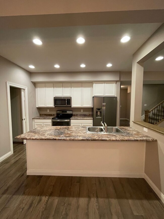 Building Photo - Custom Built 3 bed 2.5 bath Home Nestled A...