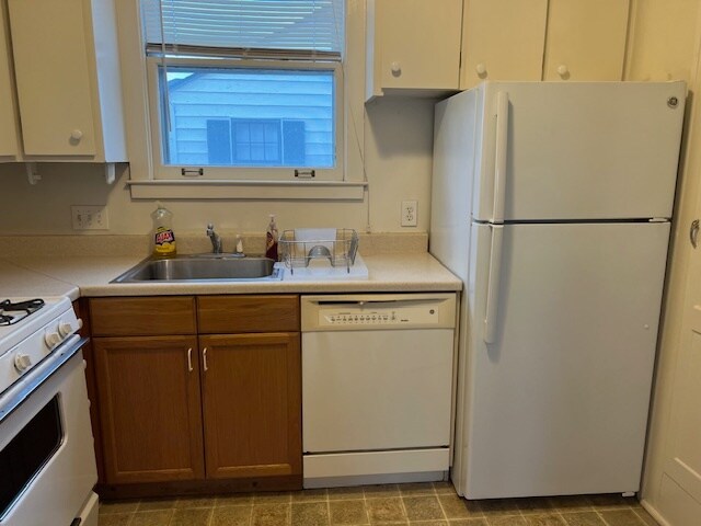Dishwasher and refrigerator - 166 Jewell St