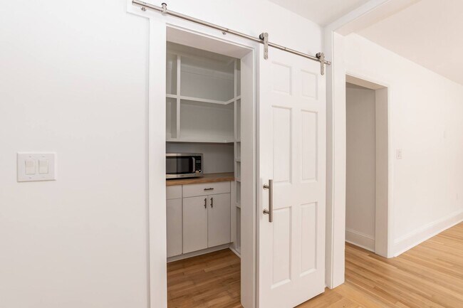 Building Photo - Sheek Updated Home With Pool!