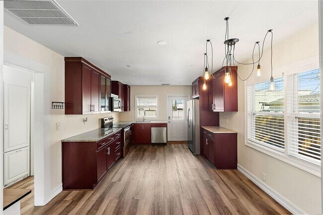 Building Photo - 3451 33rd Ave N