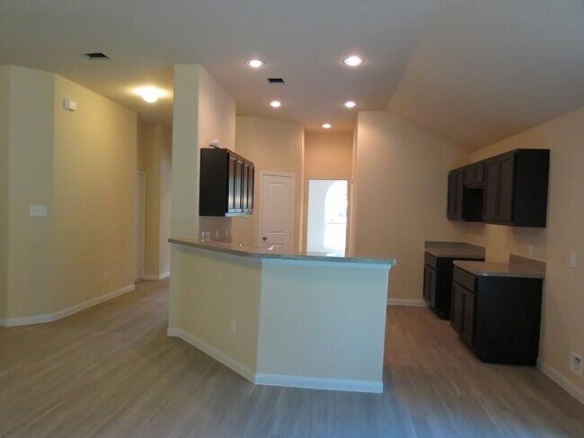 Building Photo - 318 Lake View Dr