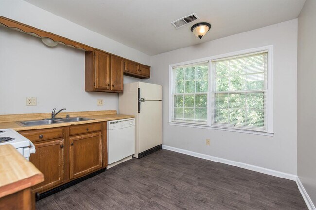 Building Photo - 3736 Camelot Dr