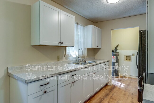 Building Photo - 5580 Hargrove Rd
