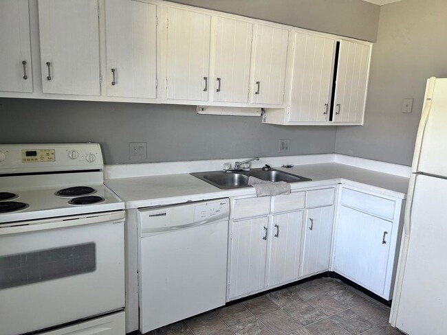 Building Photo - Excellent 1 Bed / 1 Bath located on Weathe...