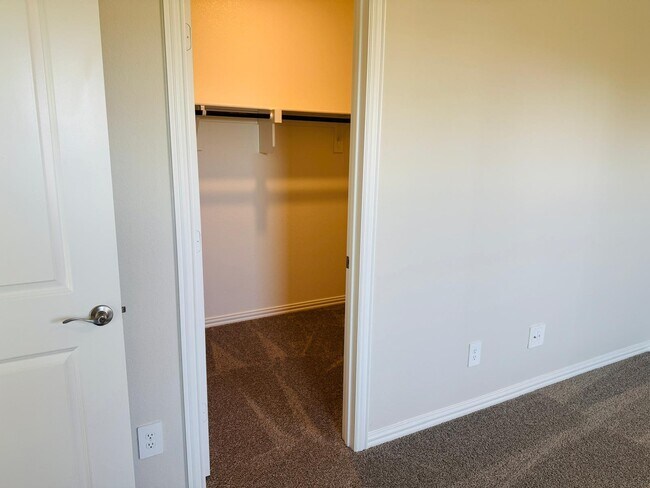 Building Photo - 801 Easthill Dr