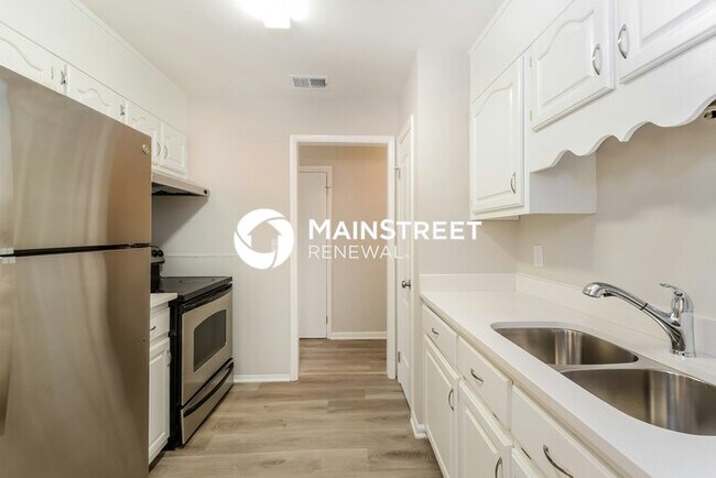 Building Photo - 4 Bedroom Pet-Friendly Home in Birmingham, AL with Main Street Renewal