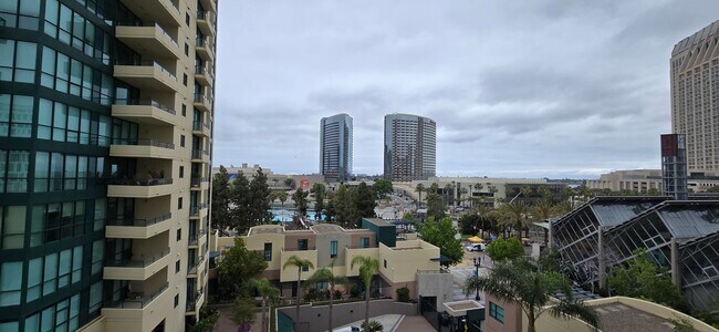 Building Photo - Modern 2 Bed, 2 Bath Condo in the Heart of the Marina District