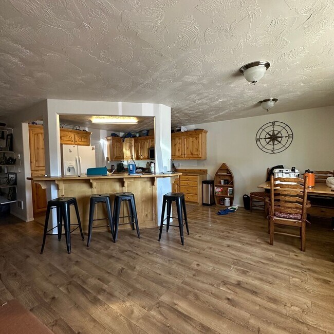 Building Photo - 3 Bedroom Victor Townhouse - Furnished