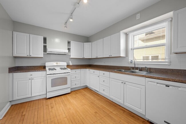 Building Photo - 823 Deerfield Rd