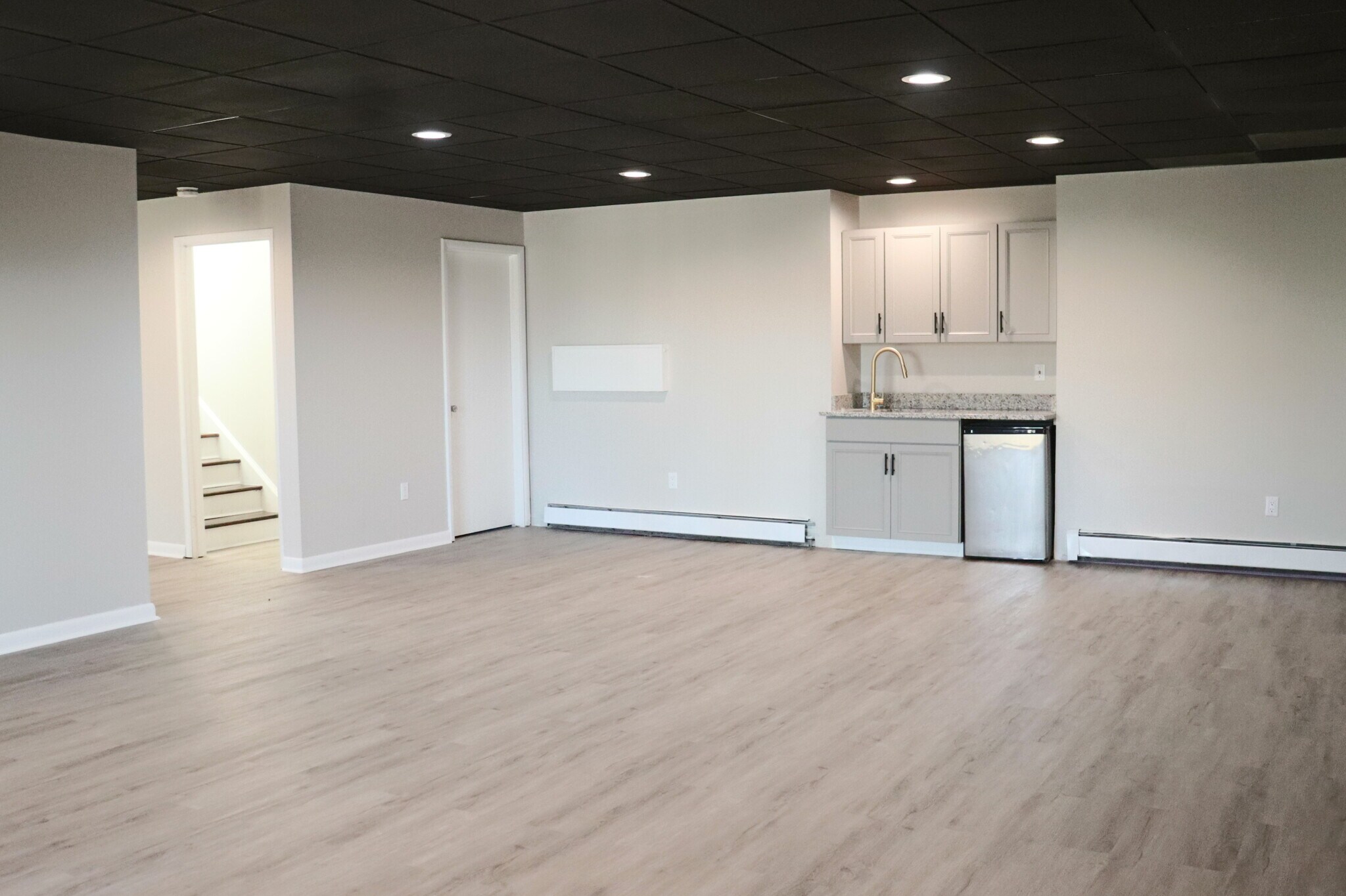 family room - 200 W Ingomar Rd