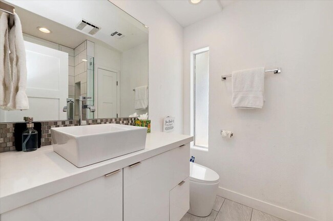 Building Photo - 53245 Avenida Martinez