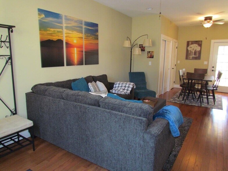 Building Photo - 14 Constitution Ct