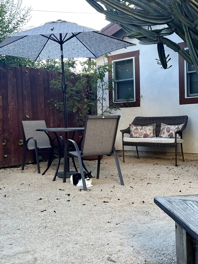 Building Photo - 530 N Laurel Ave