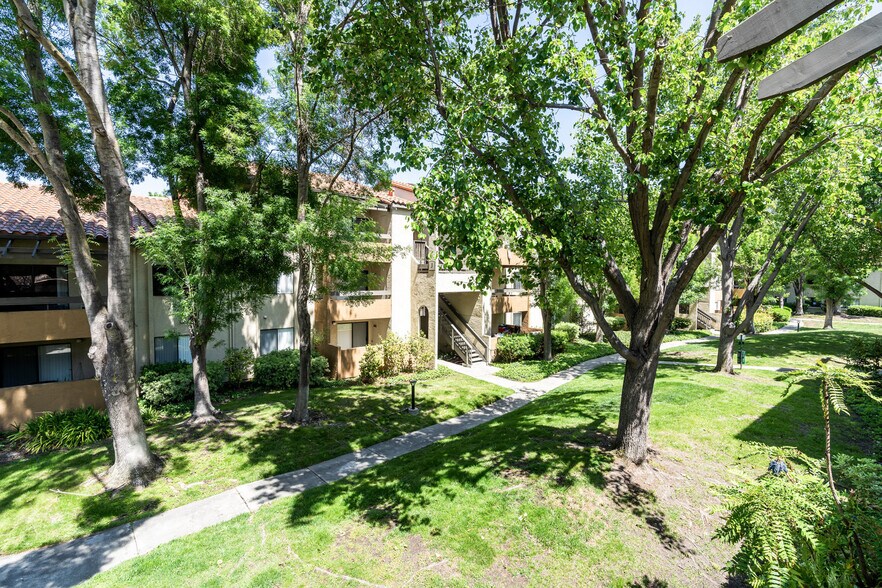 Building Photo - 1600 Villa St