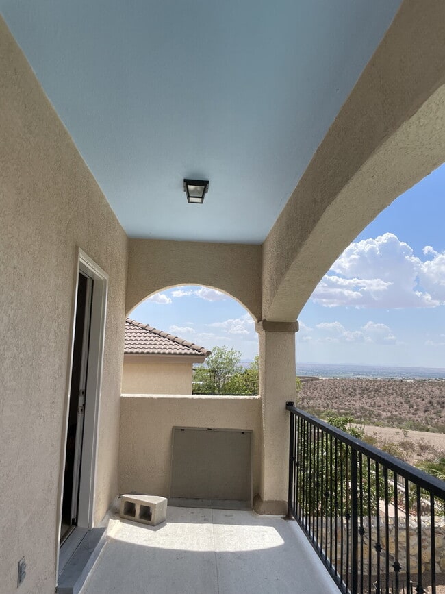 Building Photo - "Charming El Paso Oasis: 3-Bedroom Retreat...