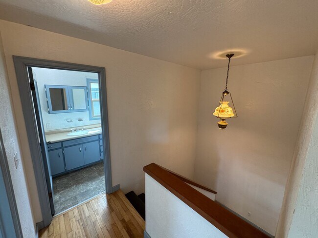 Building Photo - 3 Bed, 1.5 Bath overlooking the Rose Garde...