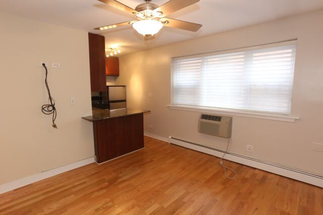 Building Photo - 650 W Wrightwood Ave