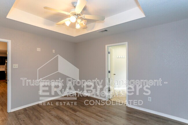 Building Photo - 1614 Twisted Oak Dr