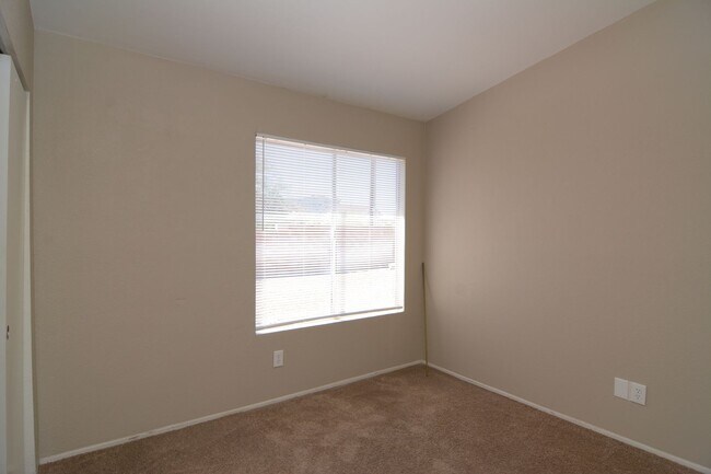 Building Photo - Updated 3  Bedroom 2 Bath Home! Located in Convenient South Tucson Location!