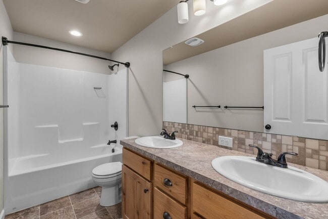 Building Photo - 4 Bed 2.5 Bath Single level - Fenced