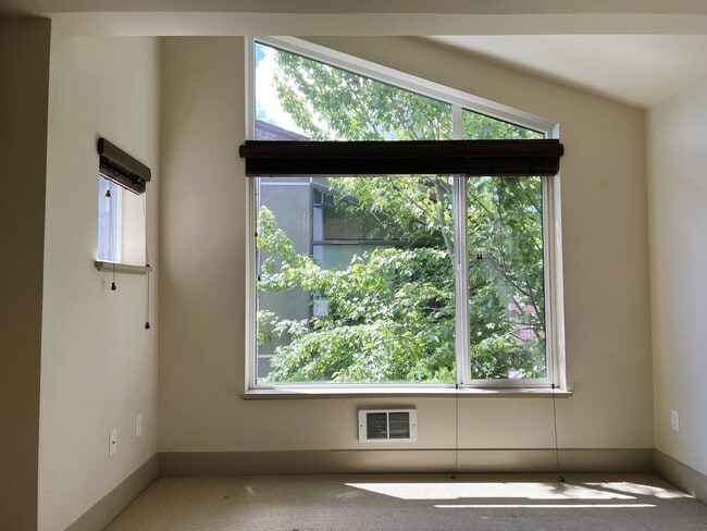 Building Photo - Charming North Beacon Hill 3 bed/2.5 bath ...