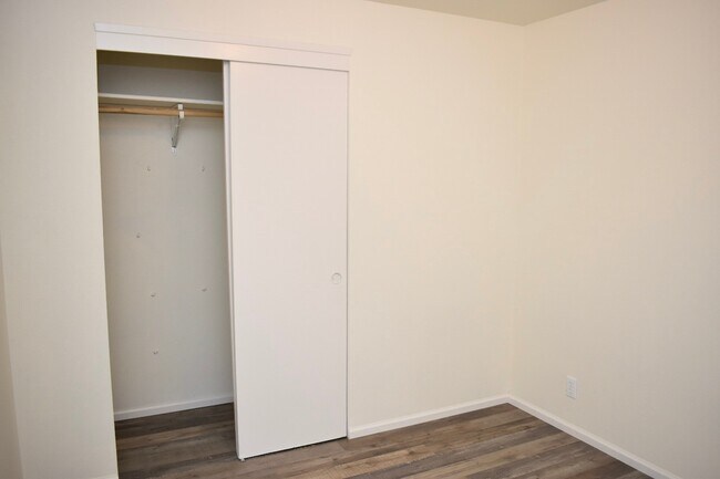 Building Photo - Great 3BD Ranch in Orchards- Gorgeous Laminate Floors Throughout!