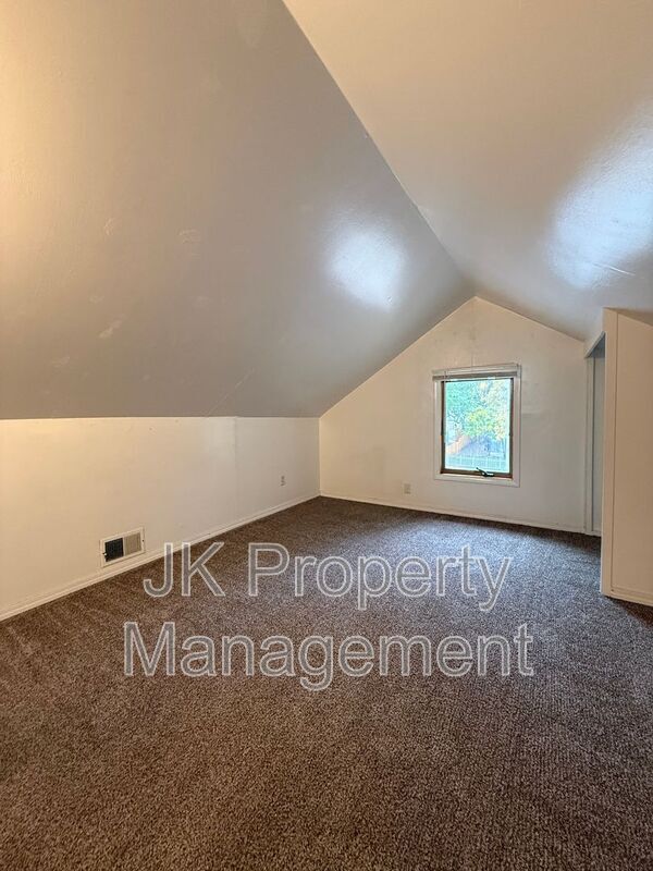 Building Photo - 609 6th Ave N