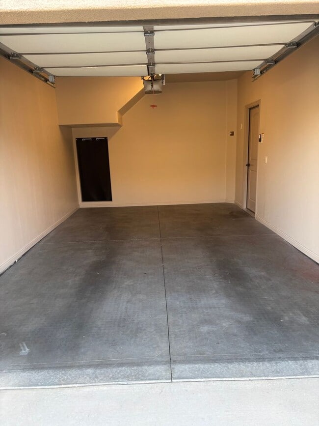 Building Photo - Beautiful 3 bedroom, 2.5 bath  townhome in...