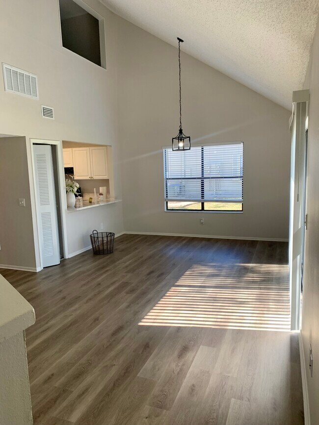 Building Photo - 2558 W Bird St