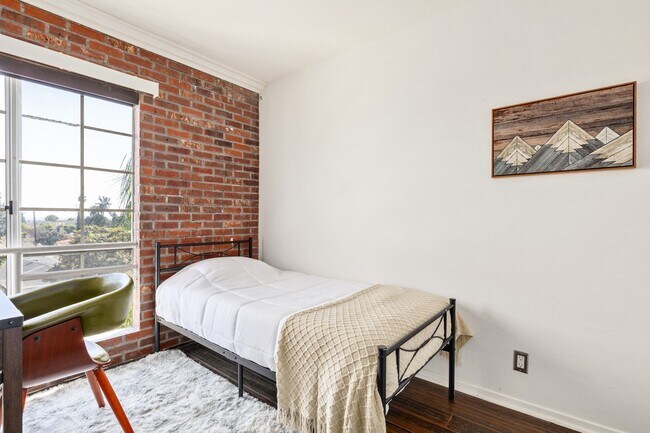 Building Photo - 10777 Ashton Ave