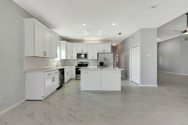 Building Photo - A BOATER'S PARADISE WITH THIS STUNNING 3 B...