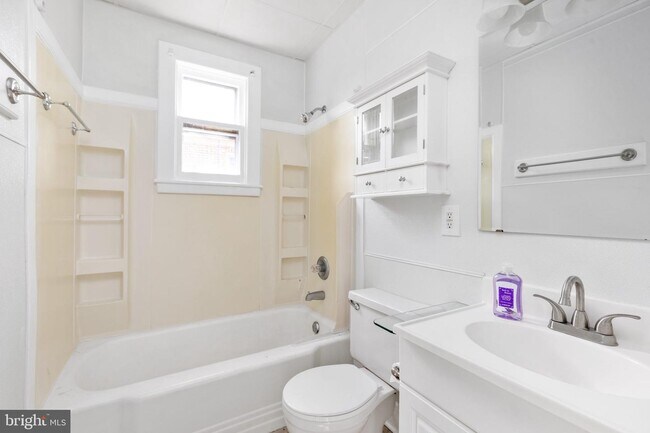 Building Photo - 702 S Braddock St