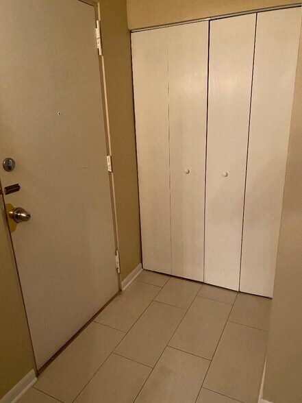 Building Photo - 300 W Fullerton Ave