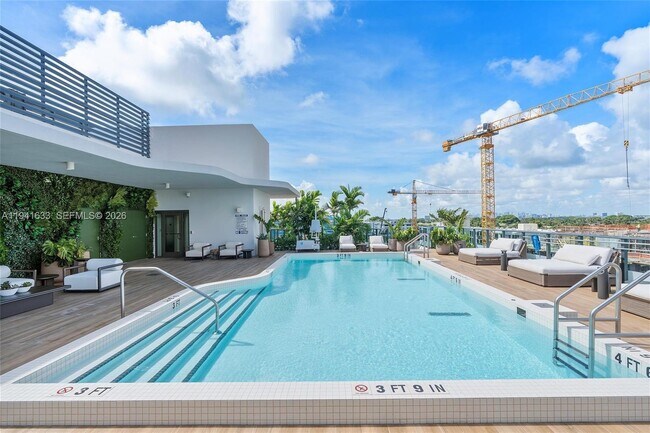 Building Photo - 9901 W Bay Harbor Dr