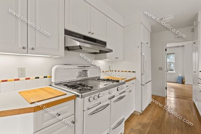 Building Photo - Pet Friendly Cape Cod in Multnomah Village!