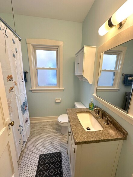 Bathroom - 2249 W Winnemac Ave