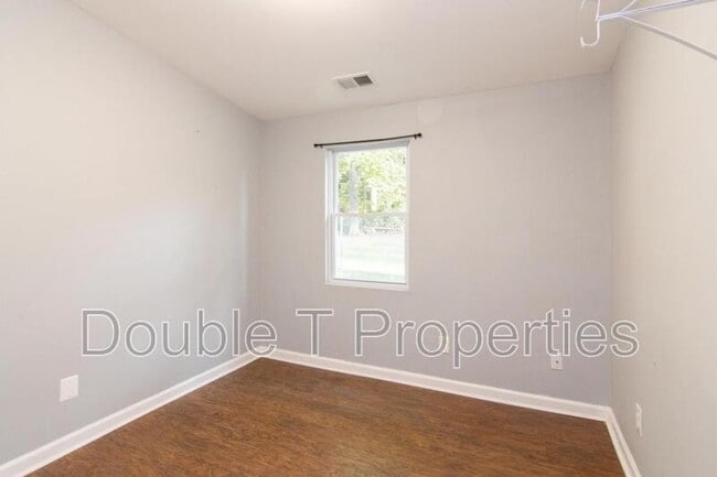 Building Photo - 3405 Pebble Dr