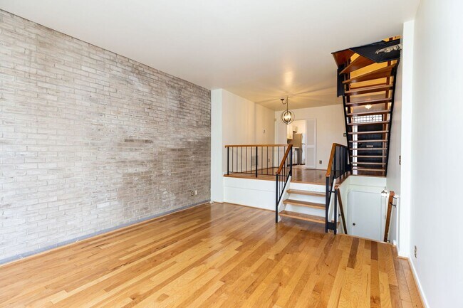 Building Photo - Large SW DC Townhome with Parking