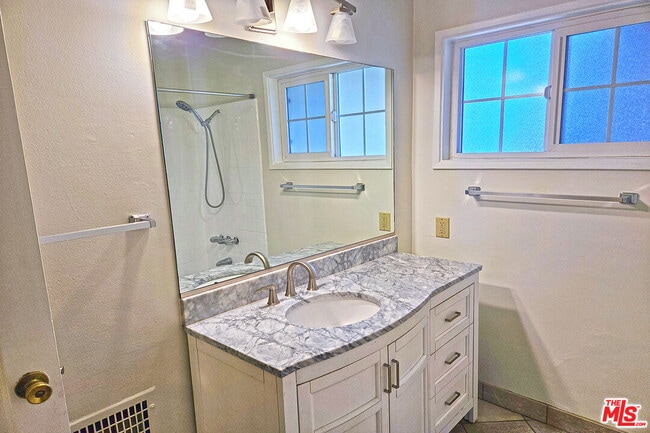 Building Photo - 9966 Glencrest Cir