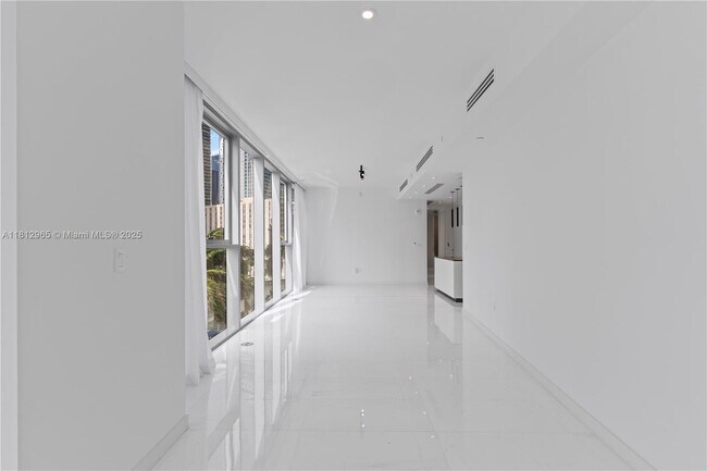 Building Photo - 300 Biscayne Blvd Way