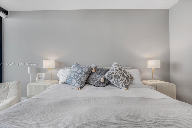 Building Photo - 700 NE 24th St