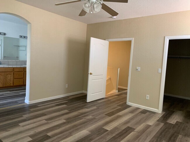 Building Photo - 6 BR 3 BA 2 Story home available in Visali...