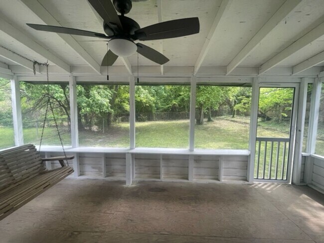 Building Photo - *FIRST MONTH RENT FREE* Freshly Renovated ...