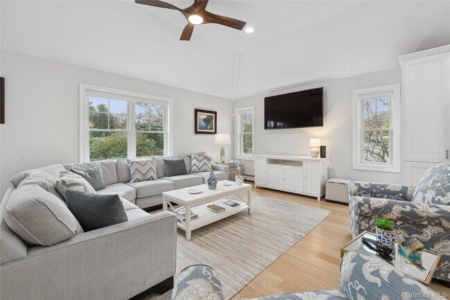 Building Photo - 4 Chestnut Ln