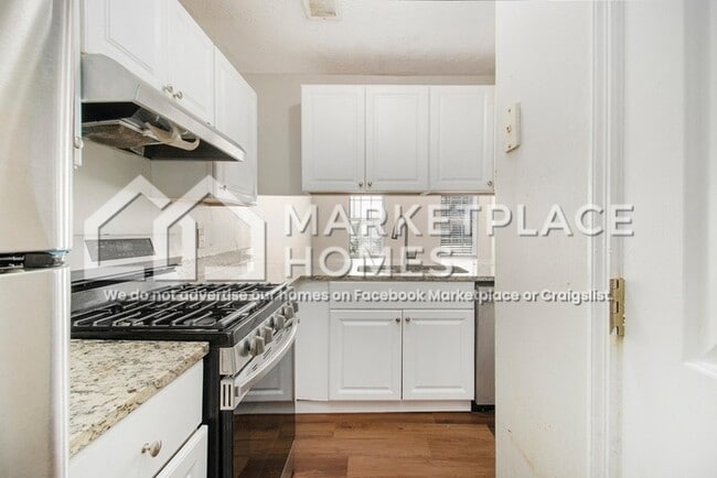Building Photo - 2033 Charter Ln