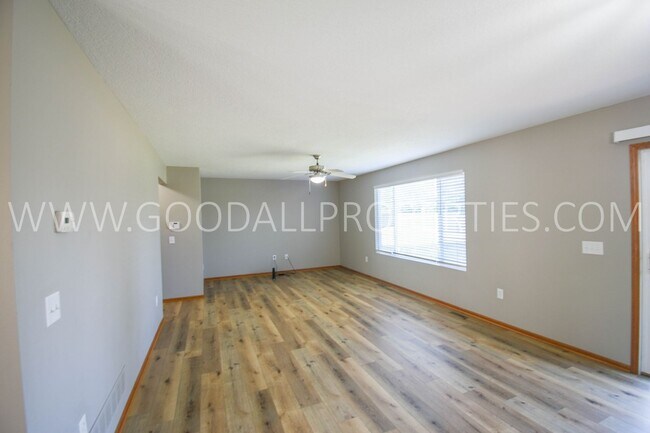 Building Photo - 3 bed 2.5 bath Single Family Home with fenced in yard!